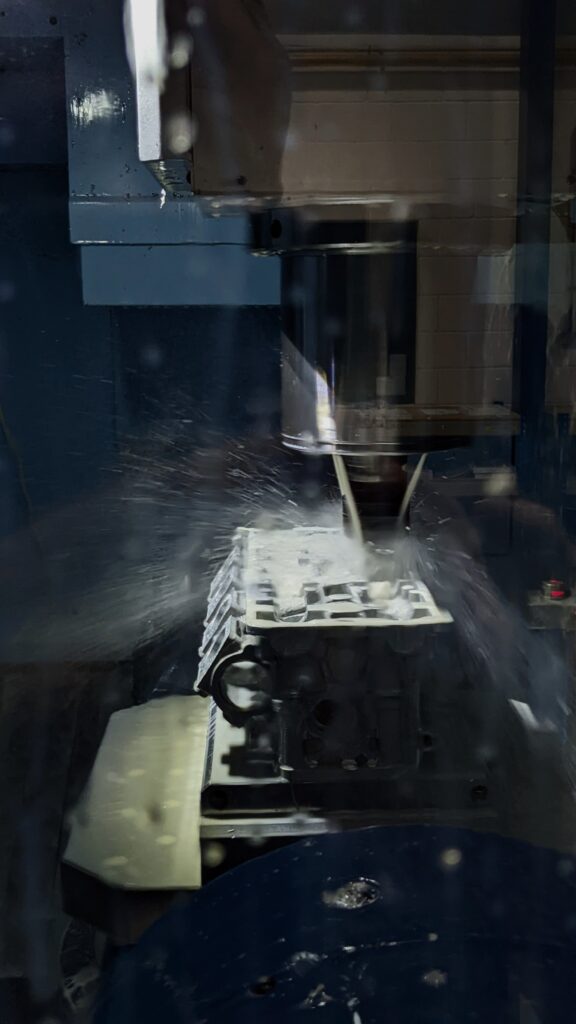 Bilden visar en CNC maskin med industriolja, finns att köpa på praktisk hydraulolja på fat