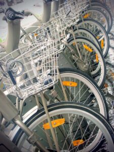 Bilden visar cyklar i cykelställ på en cykelparkering. Skapa bättre cykelrum med rätt cykelförvaring. CCykelställ i två våingar med praktisk cykellift underlättar ordningen i cykelrummet