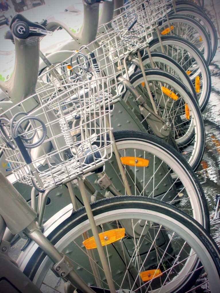 Bilden visar cyklar i cykelställ på en cykelparkering. Skapa bättre cykelrum med rätt cykelförvaring. CCykelställ i två våingar med praktisk cykellift underlättar ordningen i cykelrummet