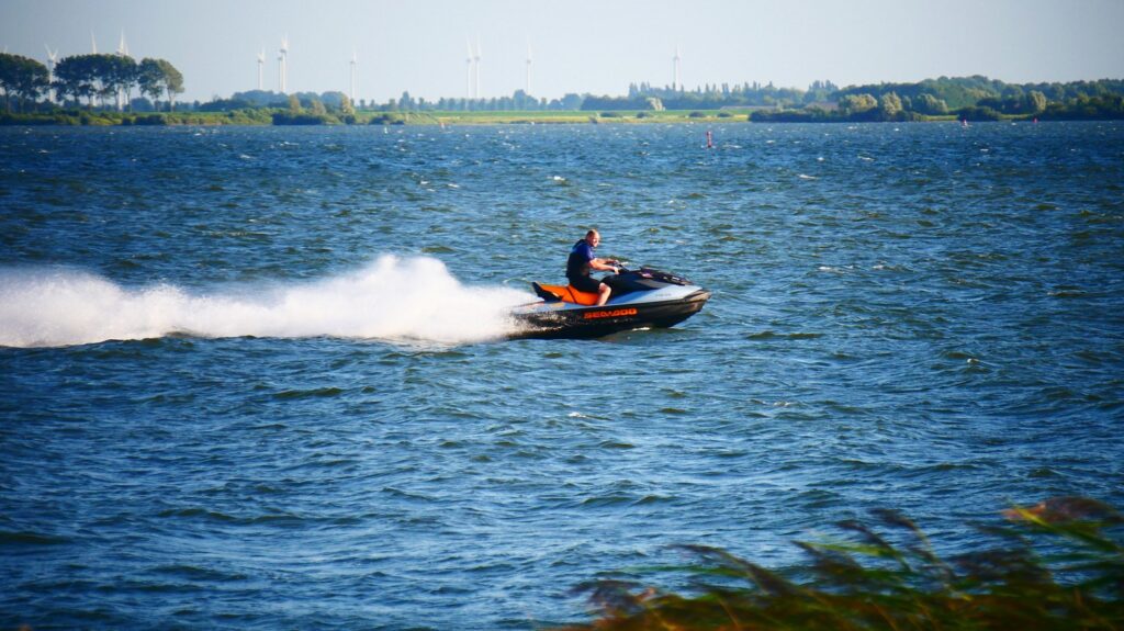 Bilden visar en vattenskoter förare som med nya vattenskoter reglerna kräver förarbevis för vattenskoter och körkort för jetski och vattenskoter