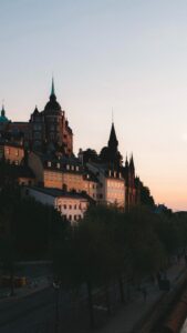 Bilden visar fasader i Stockholm där fasadtvätt, fasadmålning och fasadrenovering kan vara aktuell. Fallskyddsutbildningar hos en erfaren yrkesklättrare med avancerad klätterteknik i Stockholm