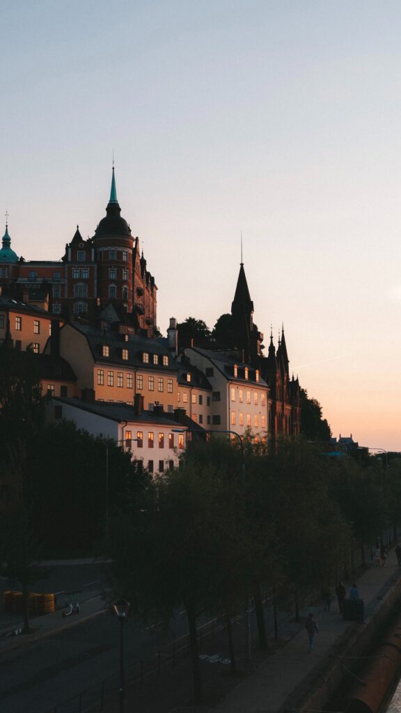 Bilden visar fasader i Stockholm där fasadtvätt, fasadmålning och fasadrenovering kan vara aktuell. Fallskyddsutbildningar hos en erfaren yrkesklättrare med avancerad klätterteknik i Stockholm