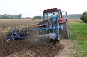 Bilden visar veterantraktor. Hitta rätt traktorreservdelar och traktortillbehör som harv, slåtter och toppstång