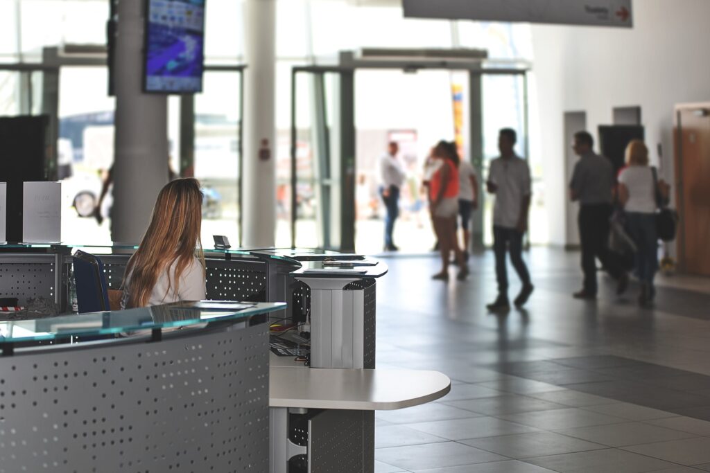 Bilden visar människor i en entré eller lobby som är i behov av snygga entrémattor med logotyp som hyrmatta eller för köp av entrématta i Stockholm