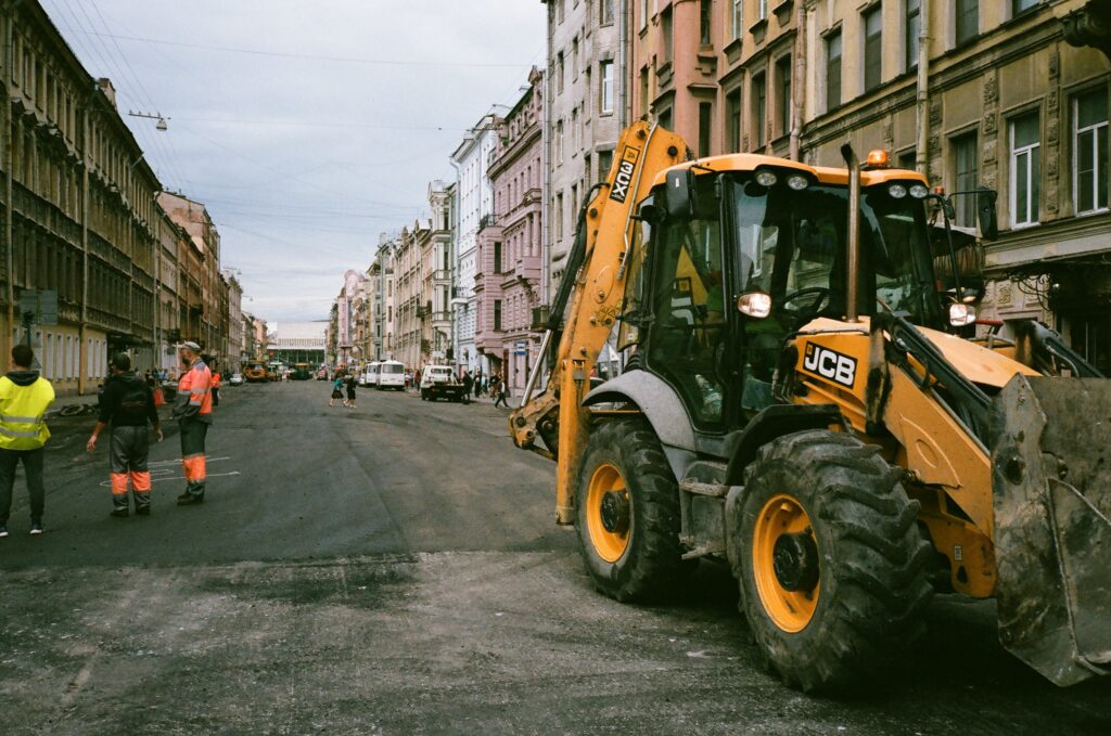 Bilden visar en entreprenadmaskin. Hitta rätt luftfilter till Volvo hjullastare och rätt oljefilter till traktorer och maskiner.