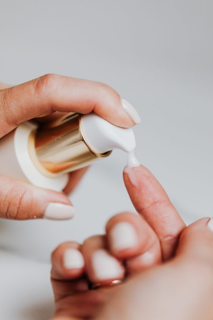 Bilden visar hudvårdsprodukt. så här hittar du bästa serum och ansiktserum för dina behov. Välj ekologiska hudvårdsprodukter när du ska välja bästa handkrämen.