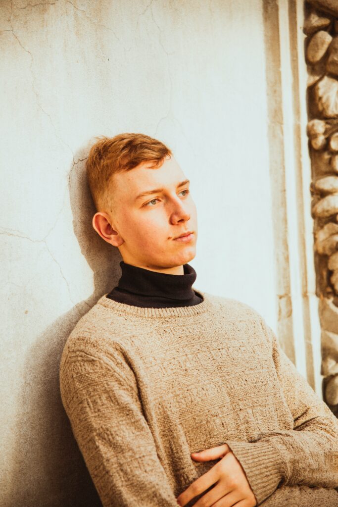 Bilden visar man en person i tröja. Sköna kashmir tröjor för dam och kashmirtröjor för herr från cozycashmere.se