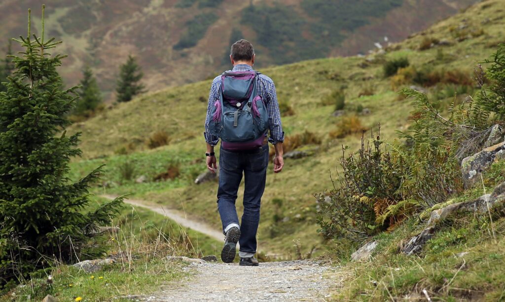 Bilden visar vandring i fjällen. Med en ultralätt ryggsäck, ultralätt sovsäck och ultralätt tält förenklar du backpacking med skön lättviktsvandring.