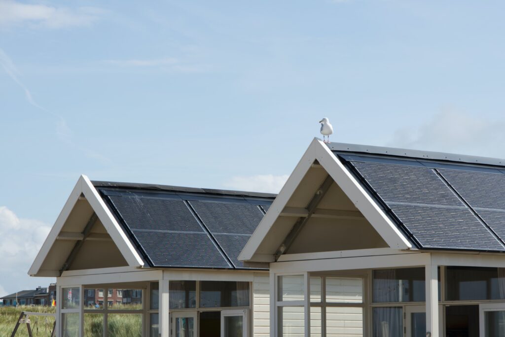 Bilden visar solceller som är installerade på flera villatak. Nu kan du montera solceller i Varberg, Kungsbacka, Halmstad, Borås i samband med takbyte.