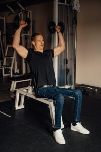 Bilden visar ett hemmagym. Välj bumpers, viktskivor och ställbar träningsbänk och rack av hög kvalitet till ditt hemmagym.
