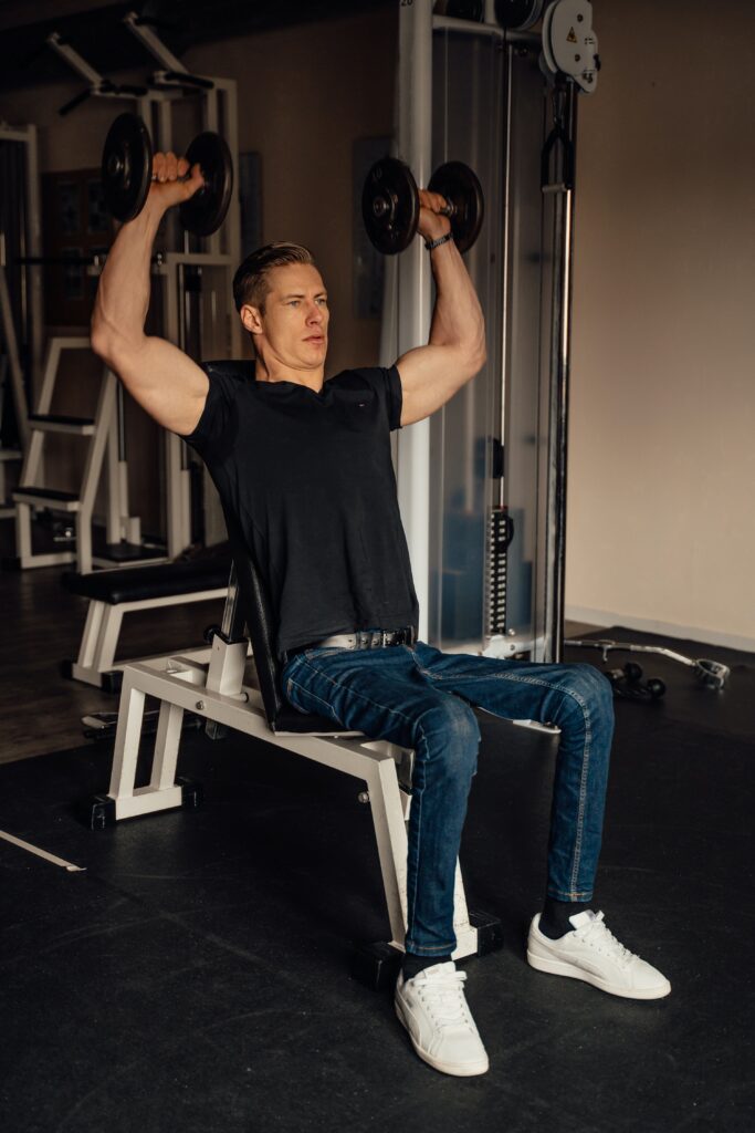 Bilden visar ett hemmagym. Välj bumpers, viktskivor och ställbar träningsbänk och rack av hög kvalitet till ditt hemmagym.