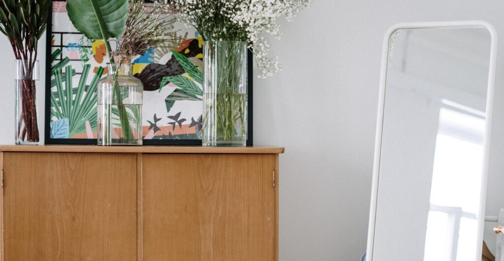 Bilden visar modern inredning med klassika möbler. Oscarssons Möbel, Conform och Bröderna Anderssons fårskinnsfåtöljer samt snygga pinnstolar från Stolabs Lilla Åland.