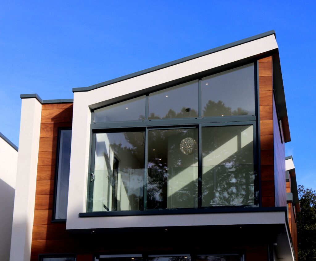 Bilden visar ett modernt hus. Besiktiga ditt hus i Västerås. Husbesiktning, överlåtelsebesiktning, garantibesiktning, samt slutbesiktning i Västerås.