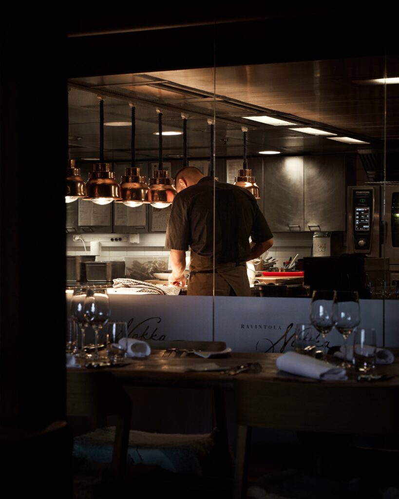 Bilden visar ett restaurangkök med storköksutrustning. Att hitta rätt storköksinredning är nu enkel online, värmeskåp för mat och värmemonter samt pizzaugnar som är vedeldade eller pizzaugnar med elektrisk anslutning, du kan även hitta begagnade restaurangmaskiner.