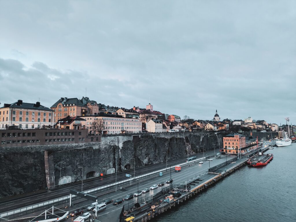Bilden visar fastigheter och tak i Stockholm. Med regelbunden statusbesiktning och takbesiktning i Stockholm kan du snabbt hitta fel på tak och fasader.