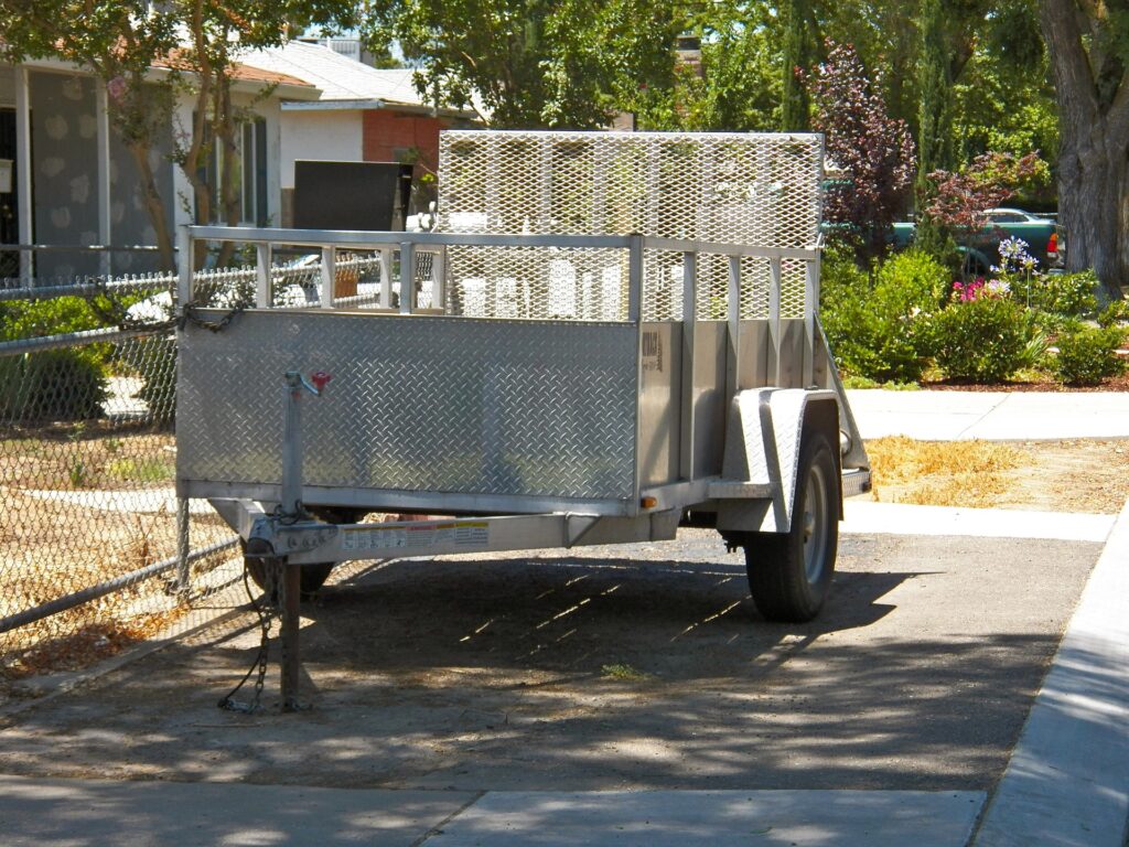 Bilden visar en släpvagn. Med rätt tillbehör till släpvagn och med reservdelar till släpvagn av högsta kvalitet får du säkrare transporter.