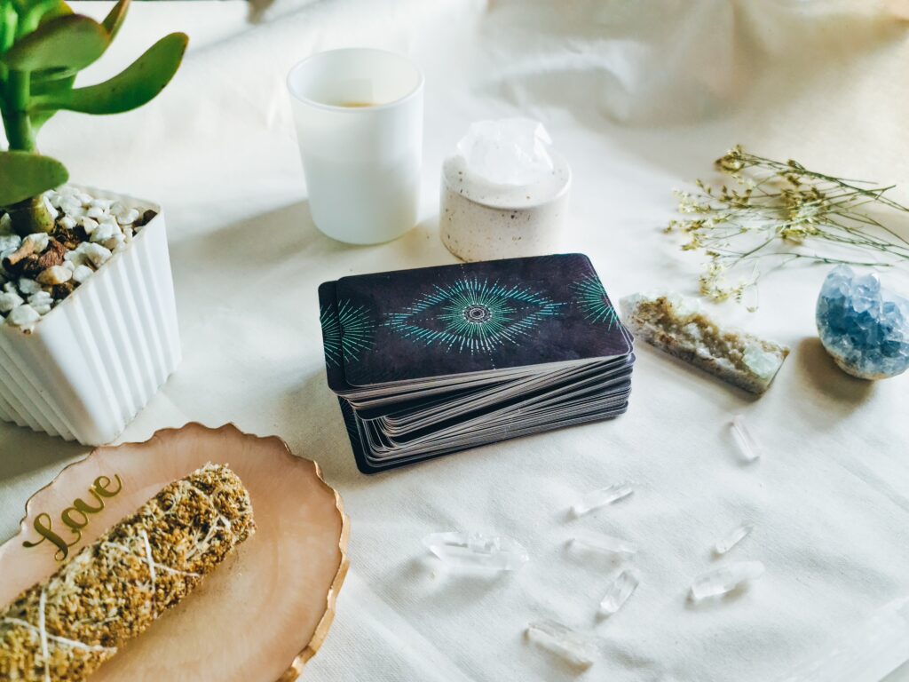 Bilden visar tarotkort eller änglakort. Tarotkorten och änglakorten har oftast en bild och ett budskap som antingen är enkelt att tolka men det kan i vissa fall kräva en erfarenhet inom andligt vägledning.