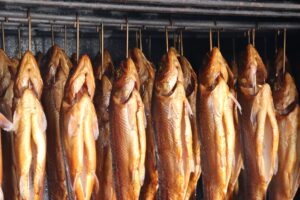 Bilden visar rökt fisk. Rökspån av olika slag ger den rökta fisken olika aromer och smaker.