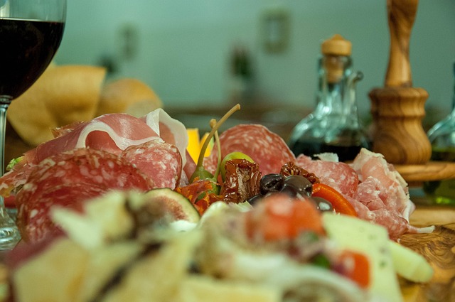 Bilden visar smårätter. Italienska tapas även kallat antipasti är populära som smårätter som buffe och catering i Göteborg.