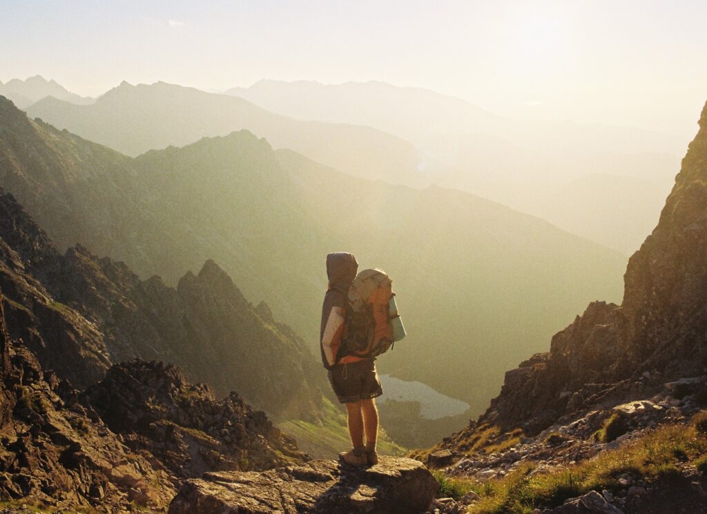 Bilden visar en person som vandrar eller backpackar. Ett gaskök underlättar vid vandring, backpacking och camping.