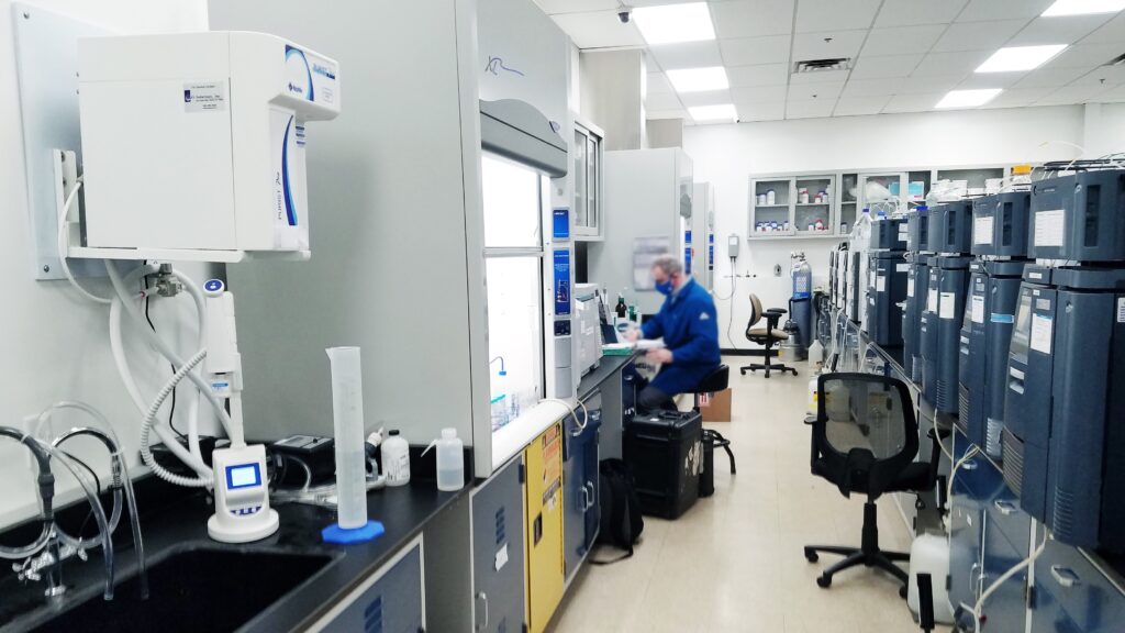 Bilden visar ett laboratorie. Muffelugnar och annan labbutrustning är vanliga i renrum och industriella miljöer.
